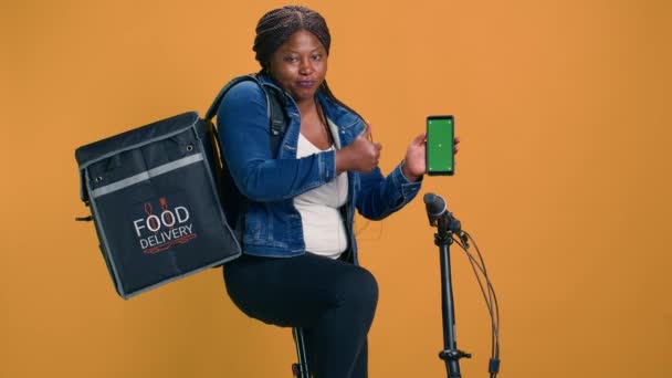 Mujer Negra Joven Mostrando Aplicación Móvil Confiable Eficiente Dispositivo Con — Vídeo de stock