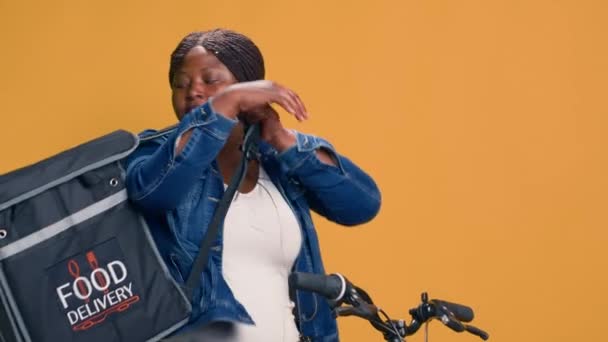 Entrega Oportuna Mujer Que Llega Con Bicicleta Barrio Urbano Descarga — Vídeo de stock
