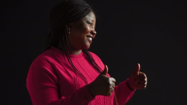 Вид Сбоку Женщину Африканской Этнической Принадлежностью Показывающую Большие Пальцы Вверх — стоковое видео