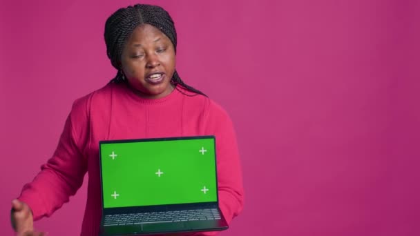 Jeugdige Zwarte Vrouw Met Een Digitaal Apparaat Dat Blanco Copyspace — Stockvideo