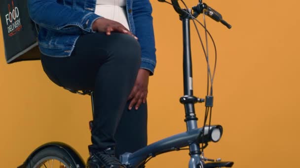 Αφρο Αμερικάνα Ντελίβερι Σταυρωμένα Χέρια Ξεκουράζεται Στο Ποδήλατο Νέοι Επαγγελματίες — Αρχείο Βίντεο