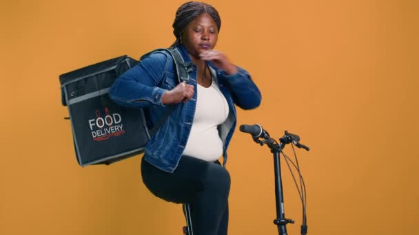 Afroamerykanka Kradnąca Jedzenie Torby Jedzeniem Dla Osoby Sąsiedztwa Uśmiechnięty Kurier — Wideo stockowe