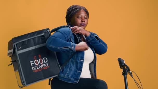 Afro Amerikaanse Vrouw Haalt Afhaalmaaltijden Voor Klant Professionele Koerier Biedt — Stockvideo