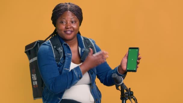 Африканский Мотоциклист Вертикально Держит Мобильное Устройство Изолированным Зеленым Экраном Женщина — стоковое видео