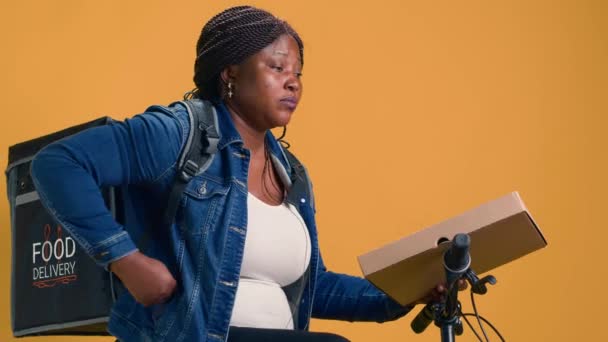 Afrikaanse Amerikaanse Vrouw Maakt Gebruik Van Fiets Digitale Pos Machine — Stockvideo