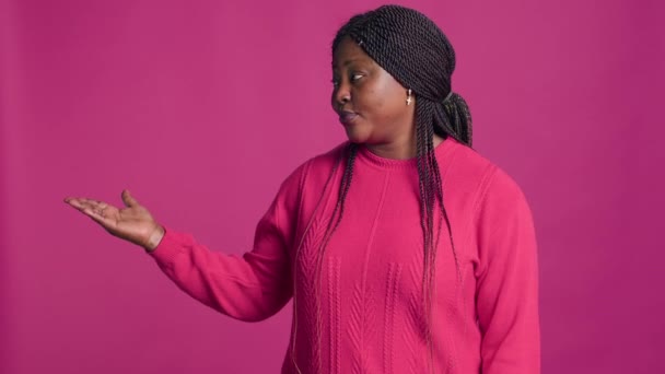 Piękny Afroamerykanin Modny Mody Żywy Różowy Koszula Pokazując Jej Ekspresyjny — Wideo stockowe