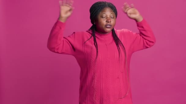 若い黒人女性は不満を抱き 手を挙げてカメラにノーと言った アフリカ系アメリカ人のファッションブロガー ピンクの背景に置かれた自己表現を失望させた — ストック動画