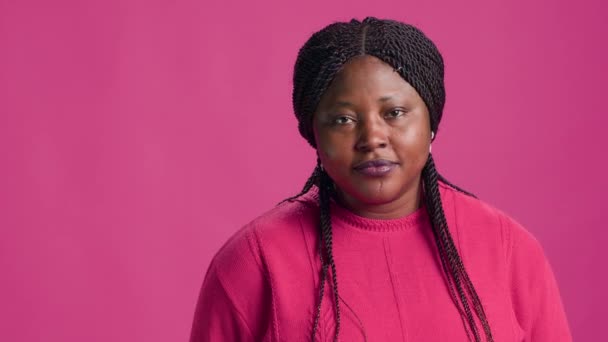 Видео Демонстрирует Стильную Африканскую Американскую Женщину Склонностью Розовой Моде Свитера — стоковое видео