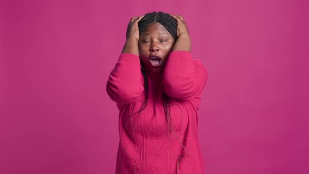 ピンクのセーターのアフリカ系アメリカ人女性は 怒りとイライラを表す顔を覆う手で カメラを見ながら叫ぶ若い女性ファッションインフルエンサー — ストック動画