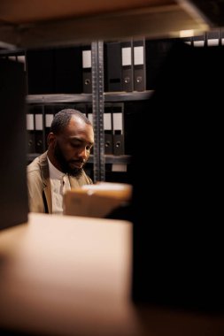 Karanlık ofiste geç saatlere kadar çalışan ve raflarla dolu bir iş yerinde oturan bir kanun adamı. Yoğunlaşmış Afro-Amerikan polis dedektifi gece vakti suçu çözüyor.