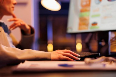 İş kadını pazarlama istatistiklerini analiz ediyor, şirket stratejisini bilgisayarda yeni açılan ofiste yazıyor. Yatırım planında işletme kârını artırmak için fazla mesai yapan yönetici..