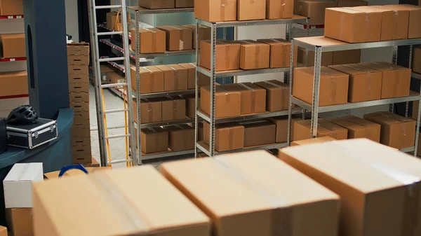 Opslagruimte Gevuld Met Kartonnen Pakketten Rekken Rekken Leeg Magazijn Gebruikt — Stockfoto