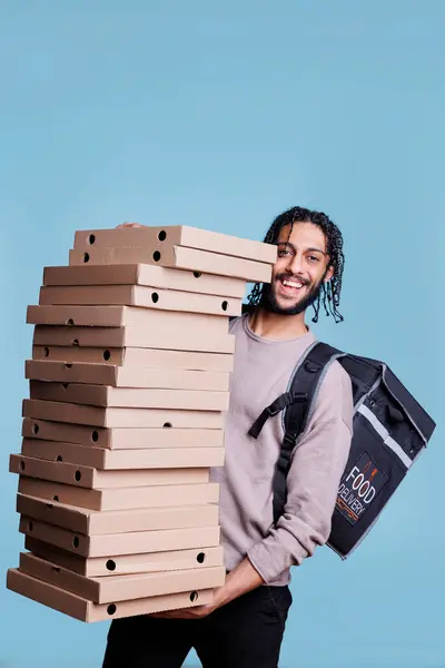 Kaygısız Arap Kurye Büyük Pizza Kutularını Taşıyor Neşeli Bir Ifadeyle — Stok fotoğraf