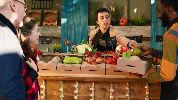 Kleinunternehmer Helfen Kunden Mit Produkten Und Gesunden Lebensmitteln Verkäufer Verkaufen — Stockfoto