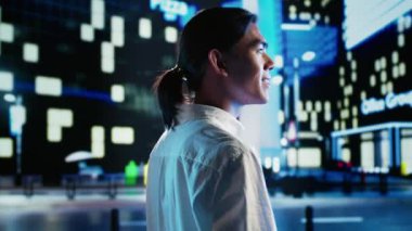 Asyalı bir adam geceleri şehir sokaklarında dolanıp şehir çevresindeki binalara bakıyor. Gülümseyen iş adamı işten çıkıyor, dışarı çıkıyor.