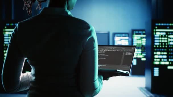 Pečlivý Odborník Pracující Serverovém Centru Běží Kód Notebooku Monitoruje Technologicky — Stock video
