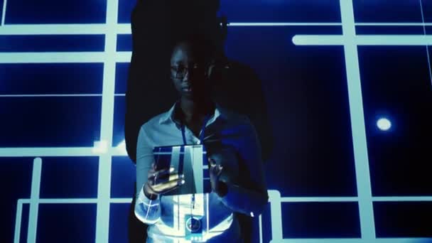 Afroamerykanska Pomoc Techniczna Patrzy Hologram Symulacji Ludzkiej Inteligencji Nadzór Menedżer — Wideo stockowe