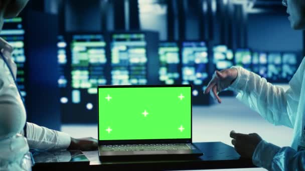 Технически Подкованные Администраторы Выполняют Код Ноутбуке Хроматическим Ключом Устраняя Неполадки — стоковое видео