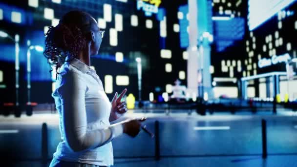 아프리카계 미국인 사업가가 야간에 거리에서 주위를 직장에서 승진을받은 도로에 자신을 — 비디오
