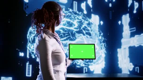 在数据中心运用人工智能计算模拟人脑思考过程的模拟石板进行技术熟练的管理 从事人工智能神经网络算法工作的非裔美国妇女 — 图库视频影像