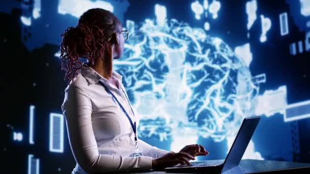 非裔美国工程师开发了受人脑启发的人工智能神经网络架构 具有It专业知识的妇女在高科技创业中建立人工智能机器学习算法 — 图库视频影像