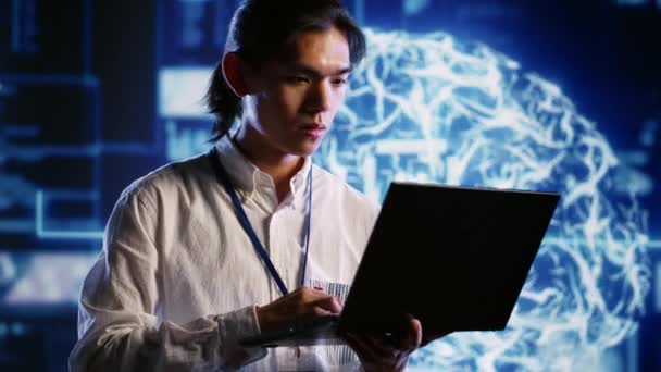 Wyszkolony Konsultant Współpracuje Sztuczną Inteligencją Skomputeryzowany Model Symulujący Ludzki Mózg — Wideo stockowe