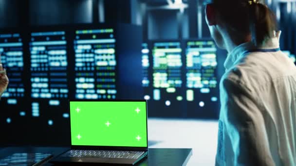 Tekniska Medarbetare Använder Mockup Laptop För Att Implementera Artificiell Intelligens — Stockvideo