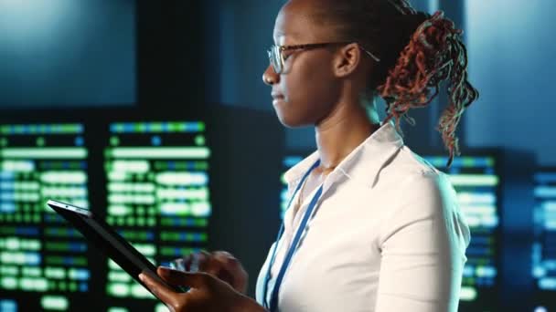 巧妙的技术支持妇女在服务器行中漫步 为不同的工作负载提供处理资源 监督负责解决复杂行动的超级计算机的主管 — 图库视频影像
