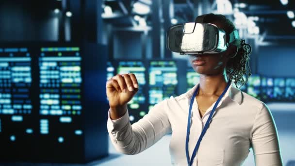 Африканський Американський Сертифікований Розробник Занурений Віртуальну Реальність Центрі Обробки Даних — стокове відео