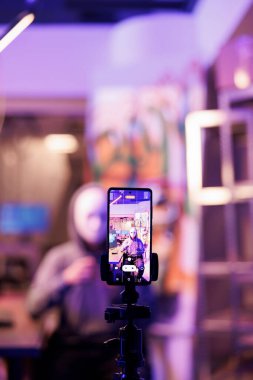 Akıllı telefon ekranında isimsiz bir suç kaydı var. Gizli kimliği olan bir bilgisayar korsanı, gizlenme yerindeki cep telefonuyla mağdurlara canlı tehdit mesajı gönderiyor.