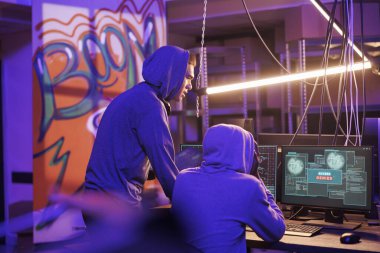 Bilgisayarda kötü amaçlı yazılım kullanırken hackerların sunucuya erişimi engellendi. Kapüşonlu mutsuz suçlular yasadışı suç eylemleri yaparken ağ sistemini çökerterek başarısız oldular.
