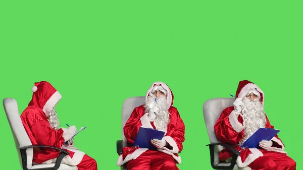 Человек Санта Клауса Делает Заметки Блокноте Время Носит Сезонный Красный — стоковое фото