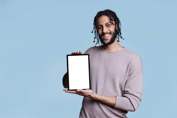 Wesoły Arabski Mężczyzna Trzymający Cyfrowy Tablet Pustym Ekranem Dotykowym Patrzący — Zdjęcie stockowe