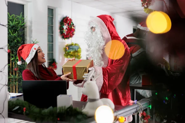 Als Weihnachtsmann Verkleidete Manager Überraschen Asiatische Mitarbeiter Mit Nachdenklichen Weihnachtsgeschenken — Stockfoto