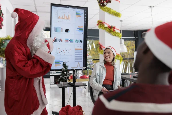 Ein Als Weihnachtsmann Verkleideter Mitarbeiter Spielt Der Schichtpause Weihnachtlich Geschmückten — Stockfoto