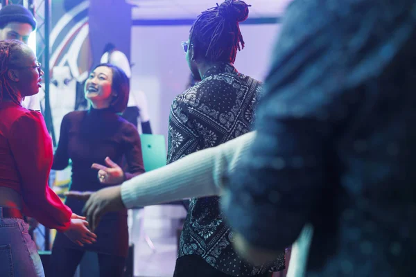 Ludzie Tańczą Nocnym Klubie Uczestnicząc Dyskotekowej Imprezie Ciesząc Się Rozrywką — Zdjęcie stockowe