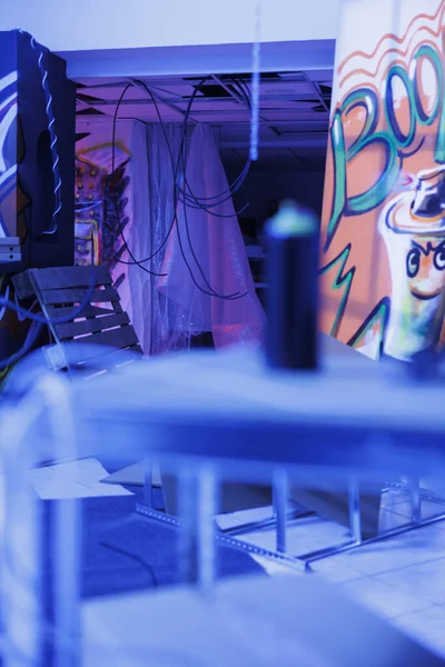 Graffiti Rysunki Świecące Pod Niebieskimi Neonami Zburzonym Pustym Budynku Grafiki — Zdjęcie stockowe