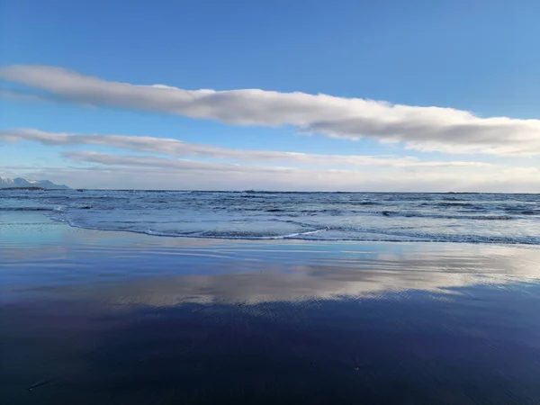 Oceanfront Černou Písečnou Pláží Ostrovní Přírodě Krásná Majestátní Pláž Vlnami — Stock fotografie