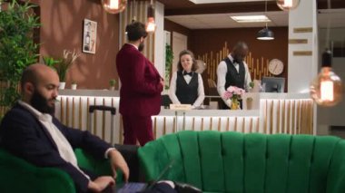Müşteri kontrol için pasaport sunar, otel kapıcısı çevrimiçi oda rezervasyonunu onaylamak için kimlik bilgilerini gözden geçirir. Yönetici iş seyahatinde, beş yıldızlı otelde kalıyor..