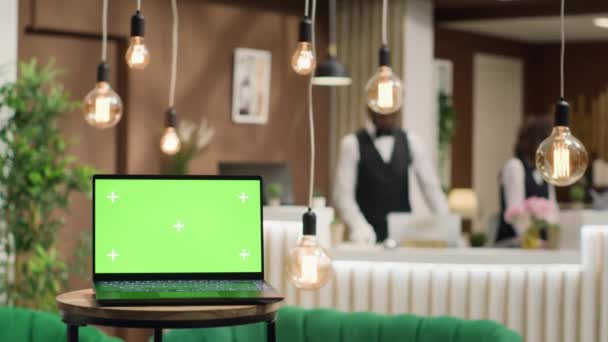 Laptop Med Blank Greenscreen Mall Nära Hotellets Reception Människor Anländer — Stockvideo