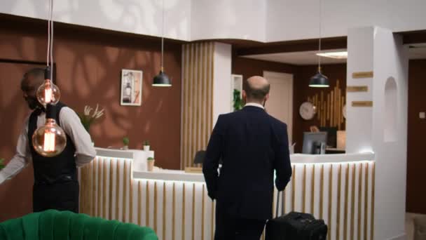 Výkonný Manažer Žádá Vybavení Hotelu Mluvit Personálem Hotelového Recepčního Volnočasových — Stock video