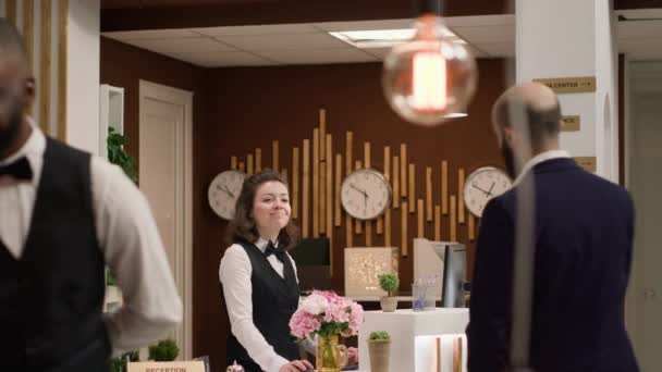 Hotellpersonal Som Erbjuder Lyxiga Tjänster För Entreprenör Kostym Väg Att — Stockvideo