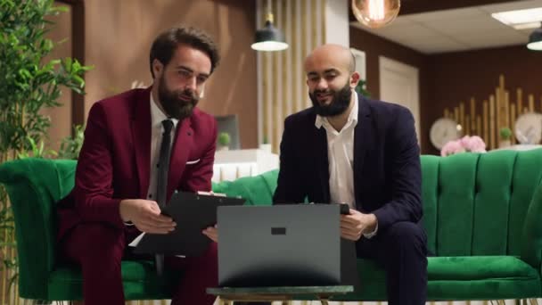 Tele Çalışma Oturumundaki Insanlar Otel Girişinde Otururken Internet Üzerinden Görüşmeleri — Stok video