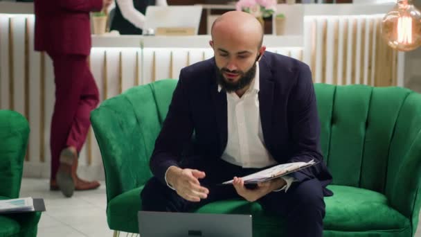 Adamı Toplantı Notlarını Gözden Geçirmek Mükemmel Bir Konuşma Yapmak Yatırımcıların — Stok video