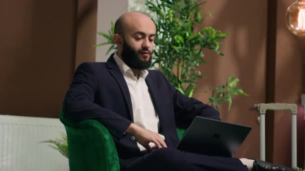 체크인을 기다리는 사업가 우아한 양복을 비즈니스 컨퍼런스에 노트북을 사용하여 프레젠테이션을 — 비디오