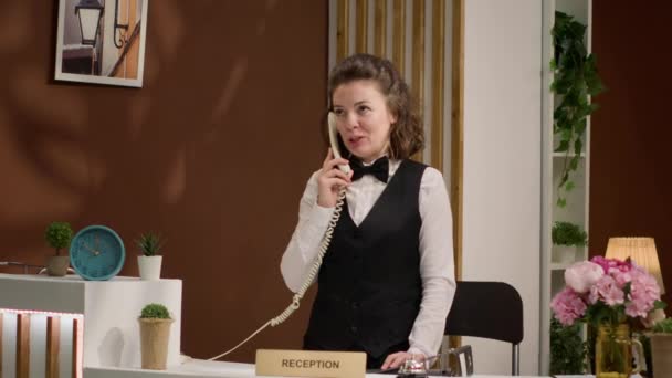 Жінка Співробітник Резервує Кімнати Онлайн Розмовляючи Клієнтами Стаціонарному Телефонному Дзвінку — стокове відео