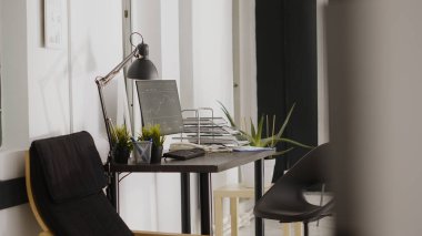 Şirketin ofis alanı masaların üzerinde bilgisayarlarla dolu, ajanslar açık, çalışma istasyonları da içerideki toplantı odasında. Şirket merkezindeki boş bölüm odası, şirket mesleği..