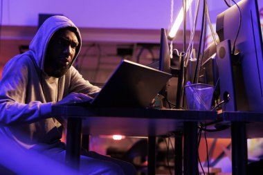 Dolandırıcı kurbanları kişisel bilgi ve para çalmak için internetten kandırıyor. Afro-Amerikan suç planlama siber saldırı ve kötü niyetli yazılımı bilgisayara yükleyip veri kırmak.