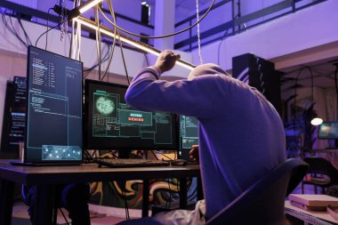 Hacker 'ın internet sitesine girerken bilgisayar ekranından mesaj alması reddedildi. Kızgın suçlu ağ sistemi şifresi yasadışı işlem yaparken başarısız oldu