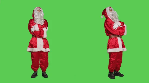 圣诞佳节前夕 圣诞老人说 在演播室里 哈哈哈 传播节日气氛 男子形象圣尼克与标志性服装与帽子和白胡子 摆设在全身绿屏上 — 图库照片